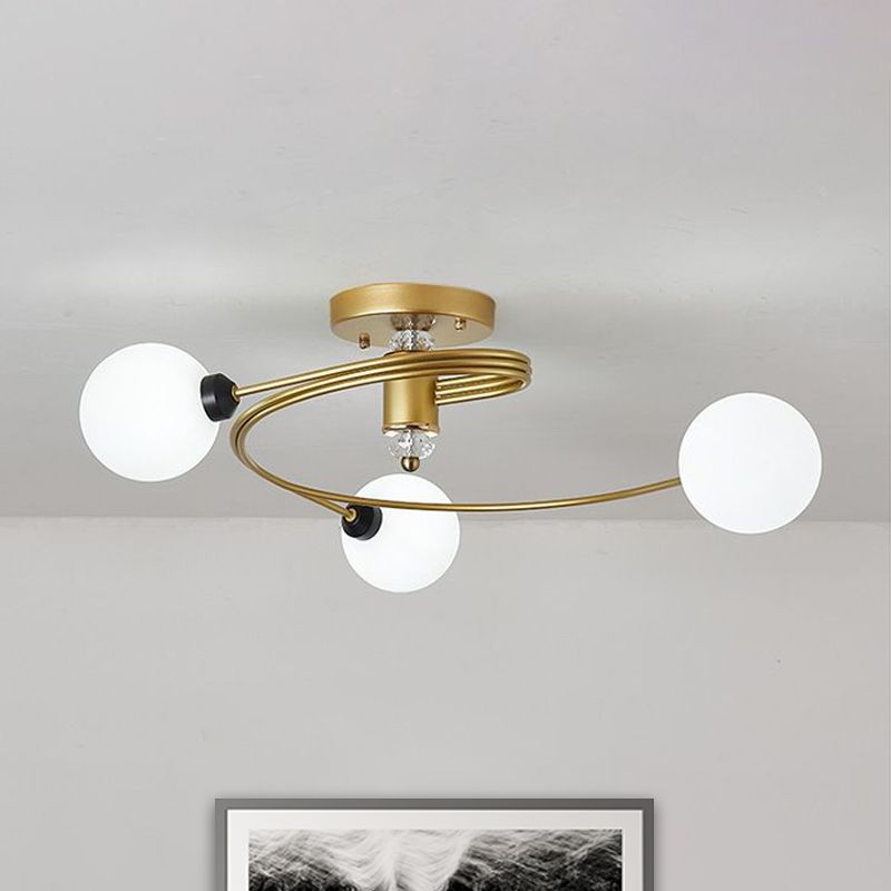 Gold Spiral Semi Flush Lighting Nordic 3/5 Lichter Deckeneinbau mit Orb Klar/Milch/Weiß Glasschirm