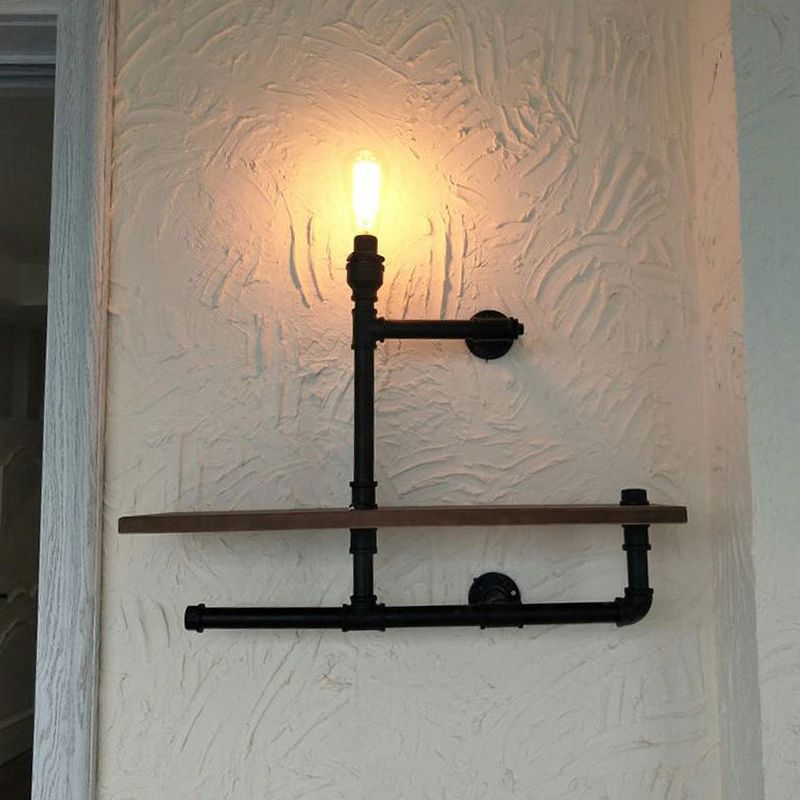 Industrielle Rohrleitungswand montierte Beleuchtung Metallic Wandleuchten in Schwarz mit Holzregal