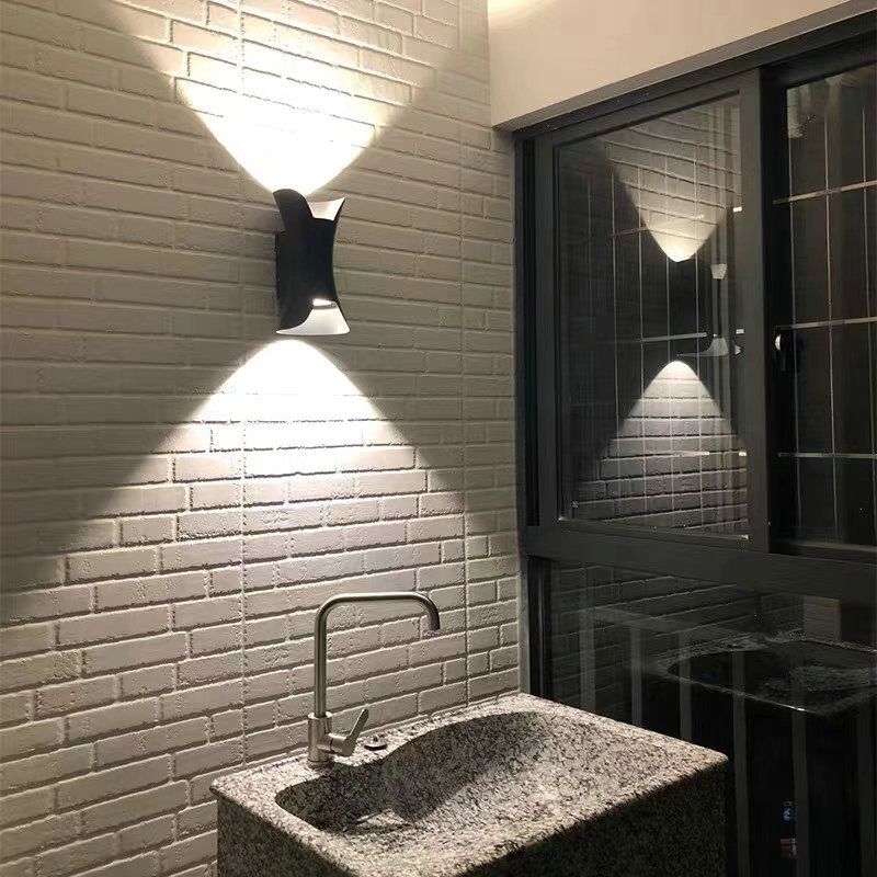 Curl Shape Wall Light Modern Style Metal 1 Light Wall Lamp in Black/White