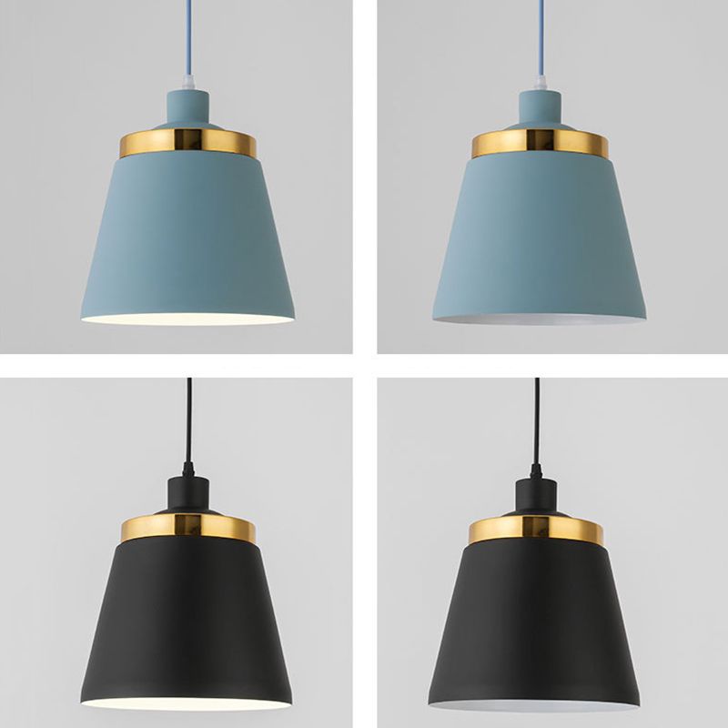 Plafonnier à pendentif conique de style moderne.