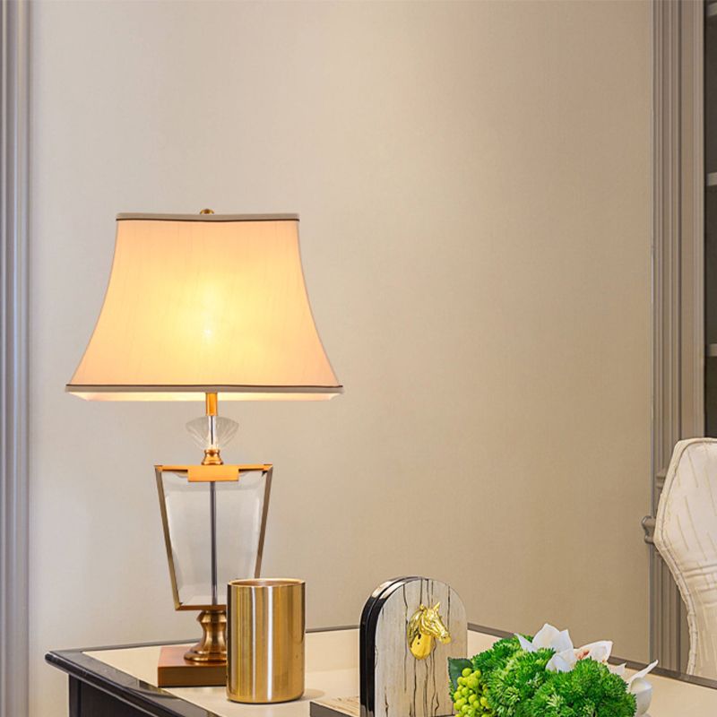 1 tête de chevet de chevet Light modernisme lampe de nuit beige avec teinte en tissu cloche