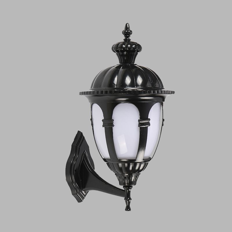 1 hoofdmuurverlichting ideeën plattelands naar binnenplaats staflamp met urn witte plastic schaduw in zwart