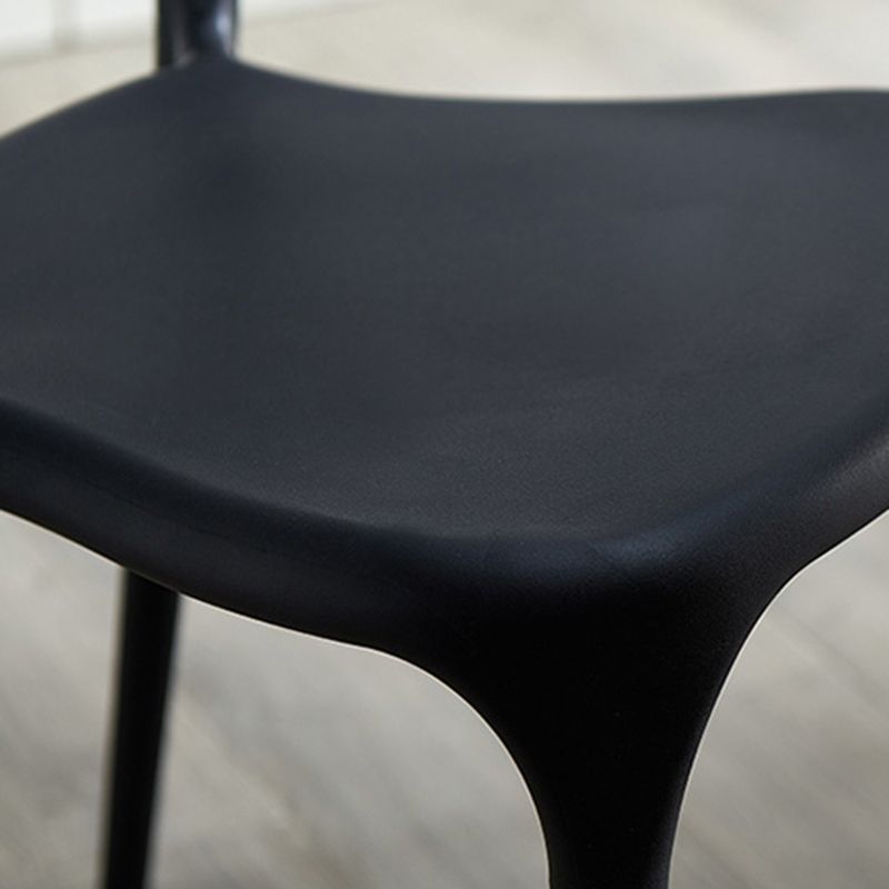 Silla lateral apilable de plástico escandinavo con respaldo abierto y acabado mate