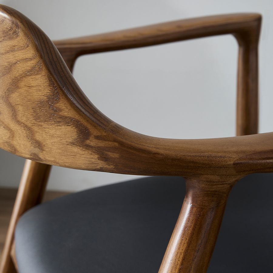 El brazo tradicional que cena las sillas abre los sillones caseros de madera sólida de la parte posterior