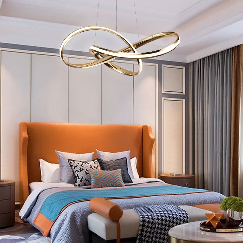 Luz colgante LED de oro acrílico en moderno lámpara lineal de hierro de estilo conciso para espacios interiores