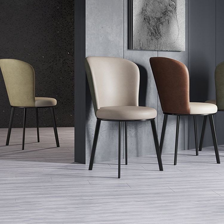 El lado contemporáneo del comedor preside la silla curvada de cuero mate de Parsons