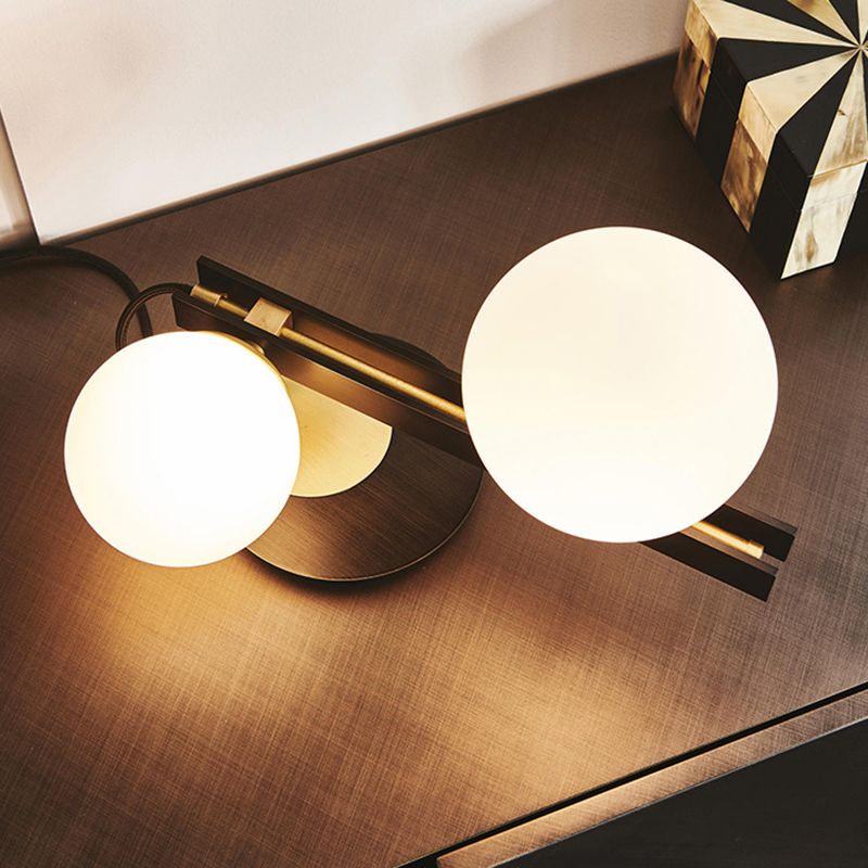 Opal Glass Sphere Table Light Moderniste 2 Bulbes Small Desk Lampe With Black Metal Base