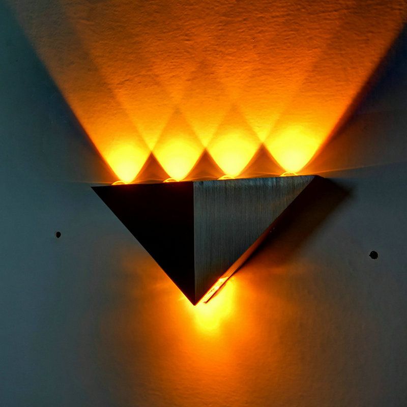 Lámpara de pared LED de aluminio triangular de aluminio de 9 "de ancho accesorio de iluminación decorativa interior en negro + blanco