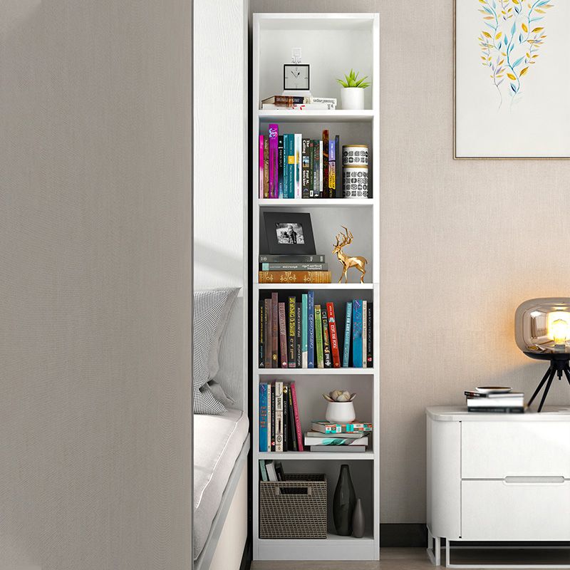 Libreria di libreria in legno in legno moderno standard chiuso.