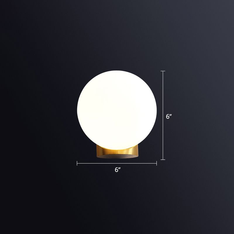 Einfache Kugelwandhalterung Lampe Opalglas 1 Glühbirne Nachtwandleuchte im Messing