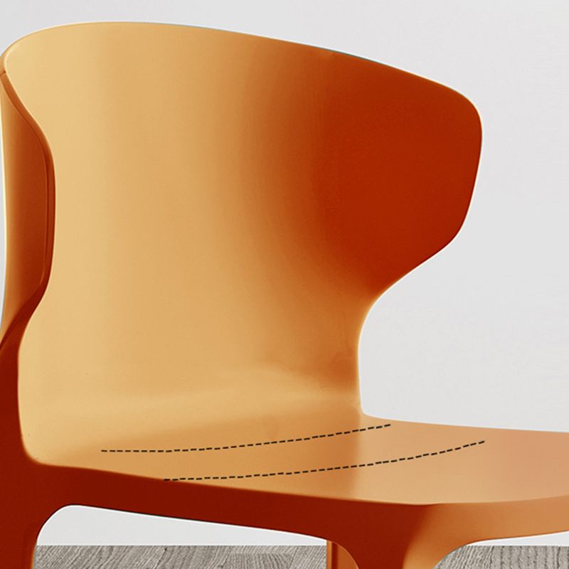 Chaise d'appoint en plastique pour salle de réunion scandinave, chaise de salle à manger à oreilles au fini mat (Ensemble de 4)