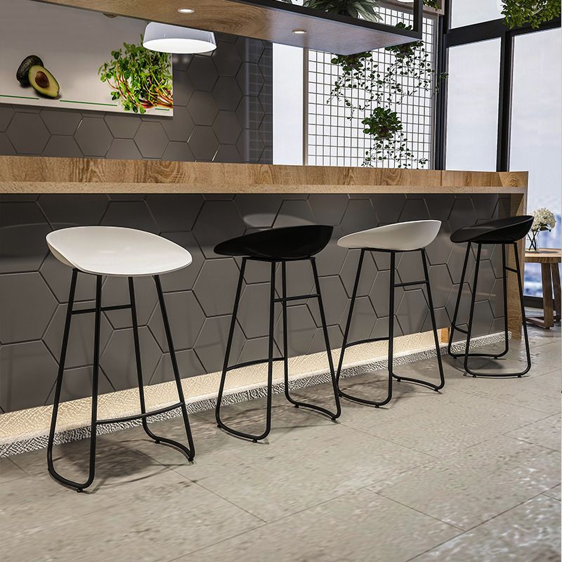 Industrial Armless Bar Stool Plastic Dining Stool with Metal Base