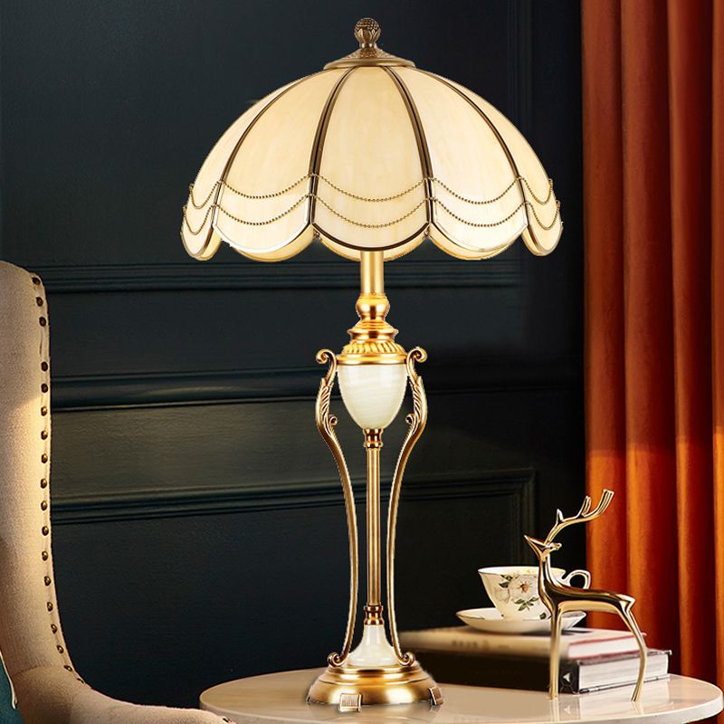 Lampada da tavolo tradizionale a forma di carattere con luce notturna in metallo bronzo a 1 lampadina con paralume smerlato