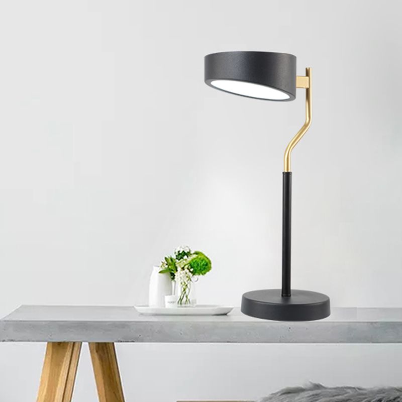 Geometrie -Tischlampe moderner Metall mit einem Lichttischlicht