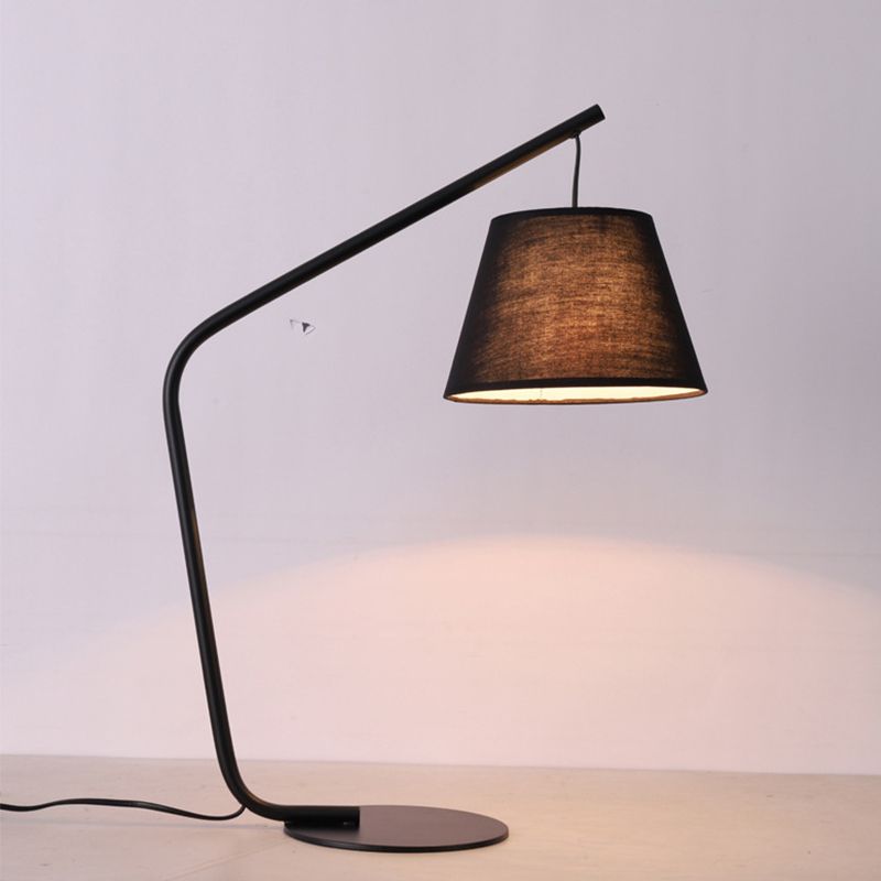 Lampada da tavolo moderna in tessuto conico con 1 lampadina da comodino in nero con braccio curvo per camera da letto