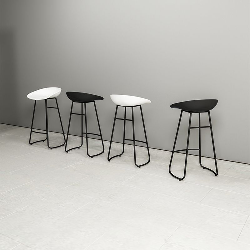 Simple Iron Low Back Barstool Nordic Indoor Tall Stool with Bucket Seat