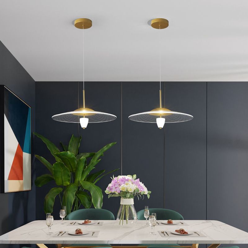 Soucoun volant à LED suspension de lampe suspendue minimaliste avec une teinte acrylique pour la salle à manger