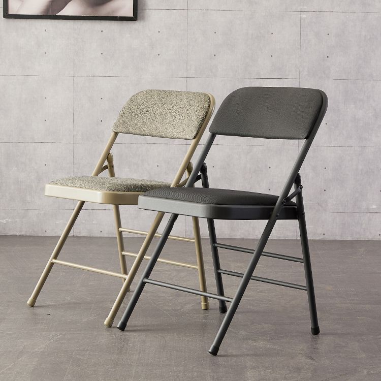 Les chaises latérales tapissées se pliantes de style industriel ouvrent les chaises latérales de salle à manger arrière