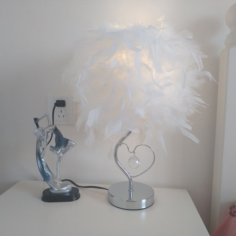 Lampada da tavolo nordica a forma di cuore amoroso con piume, 1 lampadina, lampada da tavolo decorata in cristallo in rosso/blu/bianco