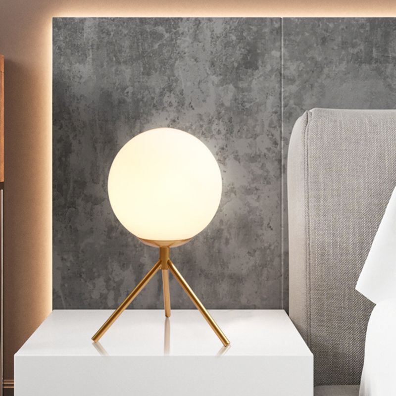 Distanza di sfera di vetro opale Lumo moderno 1 lampada da tavolo notturno in oro/nero con treppiede in metallo