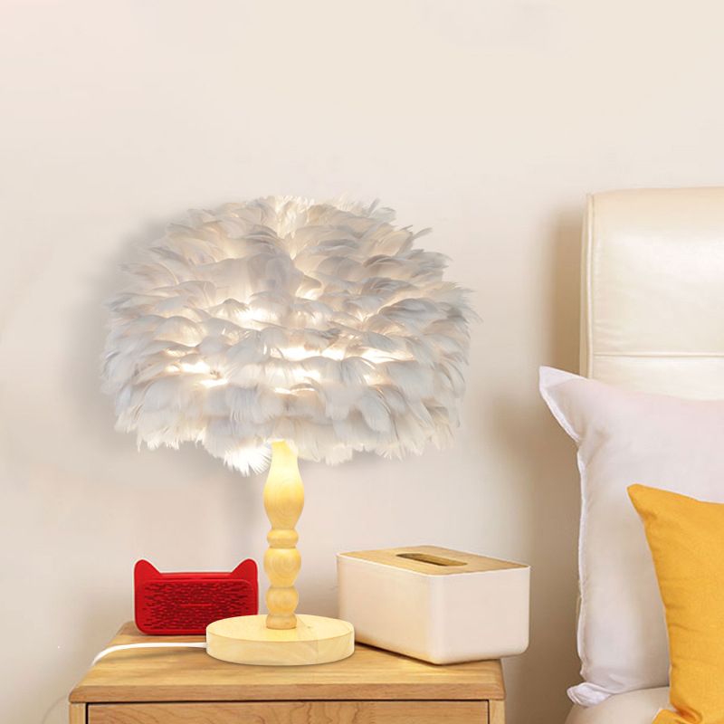 Luce tavolo da balauster in legno semplicità 1 lampadina notturna con tonalità di piuma a cupola in grigio/bianco