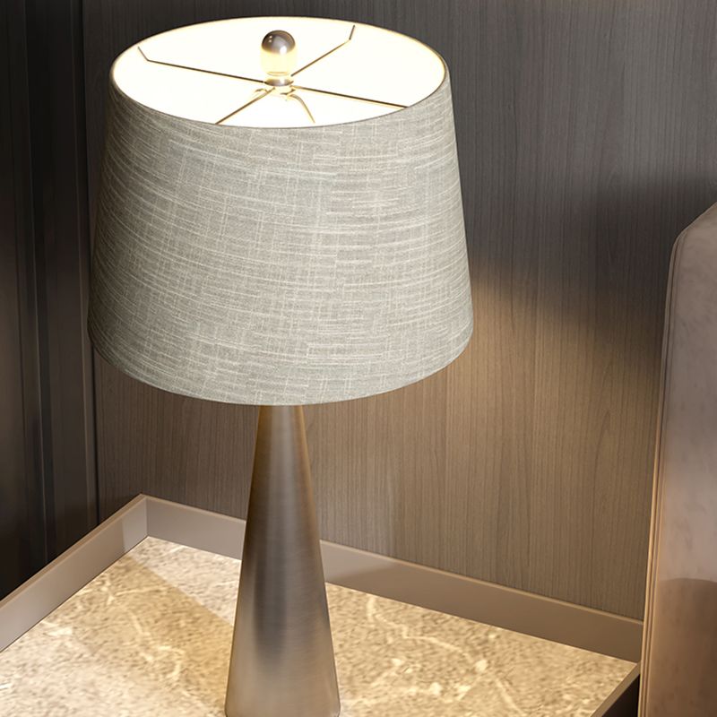1 Glühbirnenschlafzimmer Nachttisch Beleuchtung Einfache silberne Nachttischlampe mit sich verjüngter Trommelstoffschatten