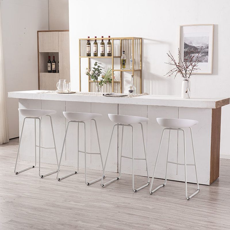 Contemporary Plastic Bar Stool Armless Dining Stool with Metal Base