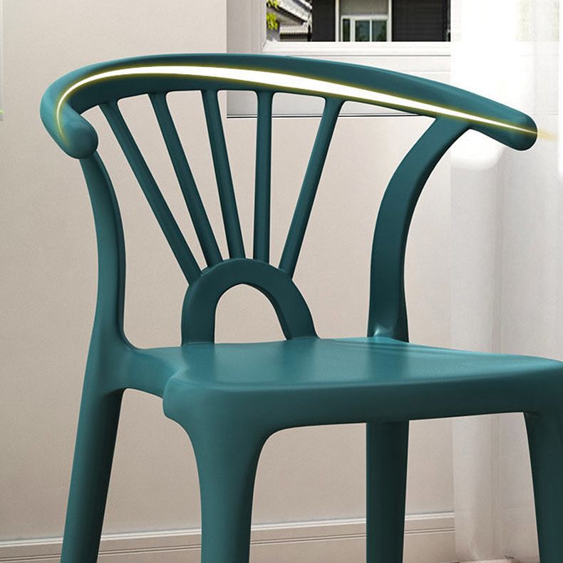 Silla lateral apilable de plástico moderno con respaldo de listón, silla de comedor con acabado mate