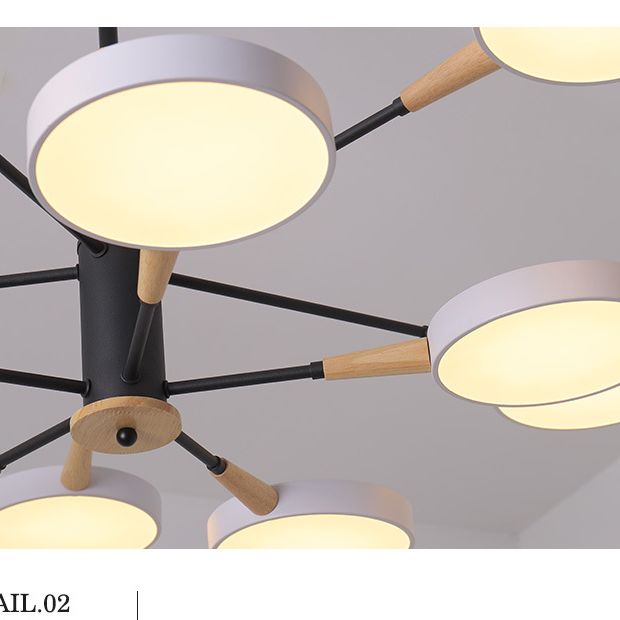 Apparecchiatura di illuminazione a sospensione dei cerchi metallici.