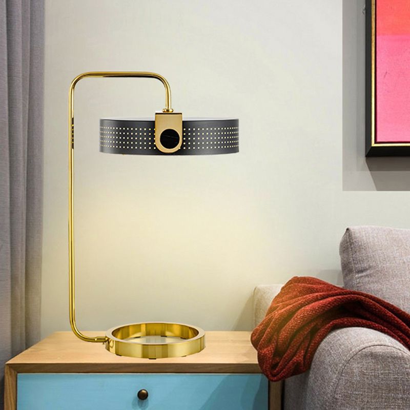 Luz de mesa de dormitorio redonda Lámpara de escritorio de modernismo metálico de 1 bulbo en oro con diseño hueco