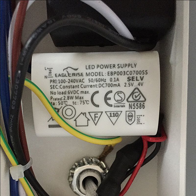 Moderna semplicità lettura da parete luce metallica da parete per un letto