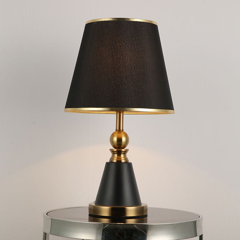 Moderne einfache Metalltischlampe Acrylschattenzylinderform -Glühbirnenleuchte für Schlafzimmer