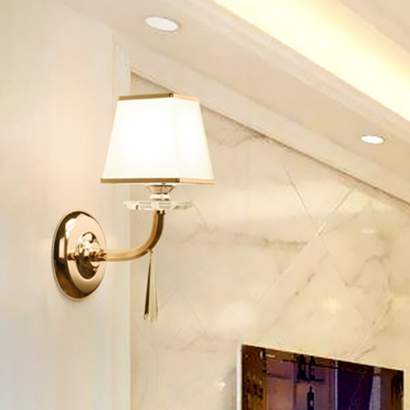 Luz de la pared de la pared trapezoide tradicional 1 cabeza de tela blanca de tela blanca accesorio de iluminación de pared con cristal colgante