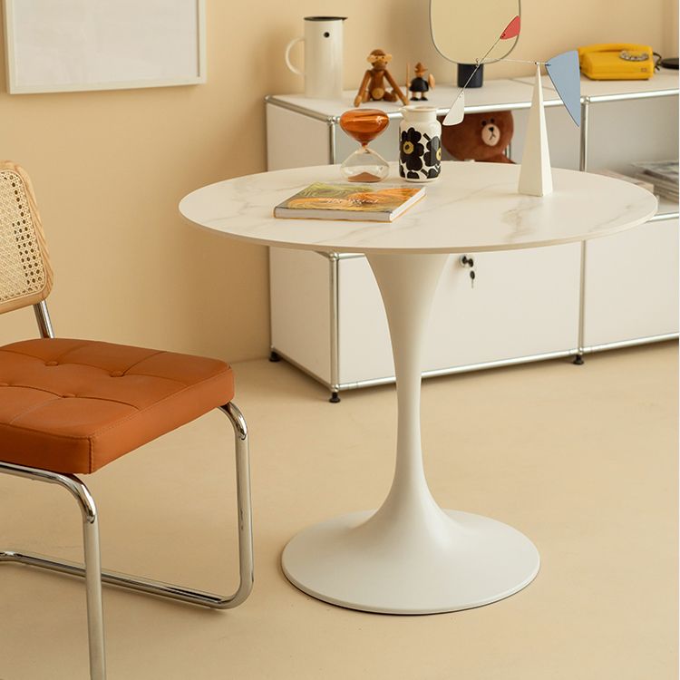 Eigentijdse eettafel van gesinterd steen met ronde vorm, keukeneettafel met tulponderstel