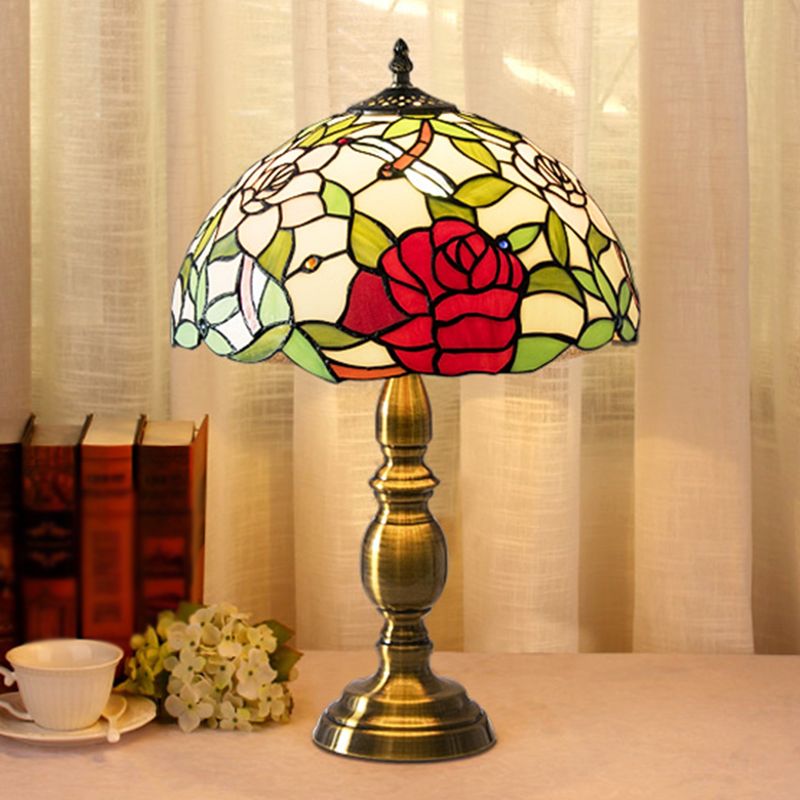 Messing 1 Light Night Lampe Traditionelle grüne Glas Dome Task Lighting mit Rosen- und Libellenfliegermuster