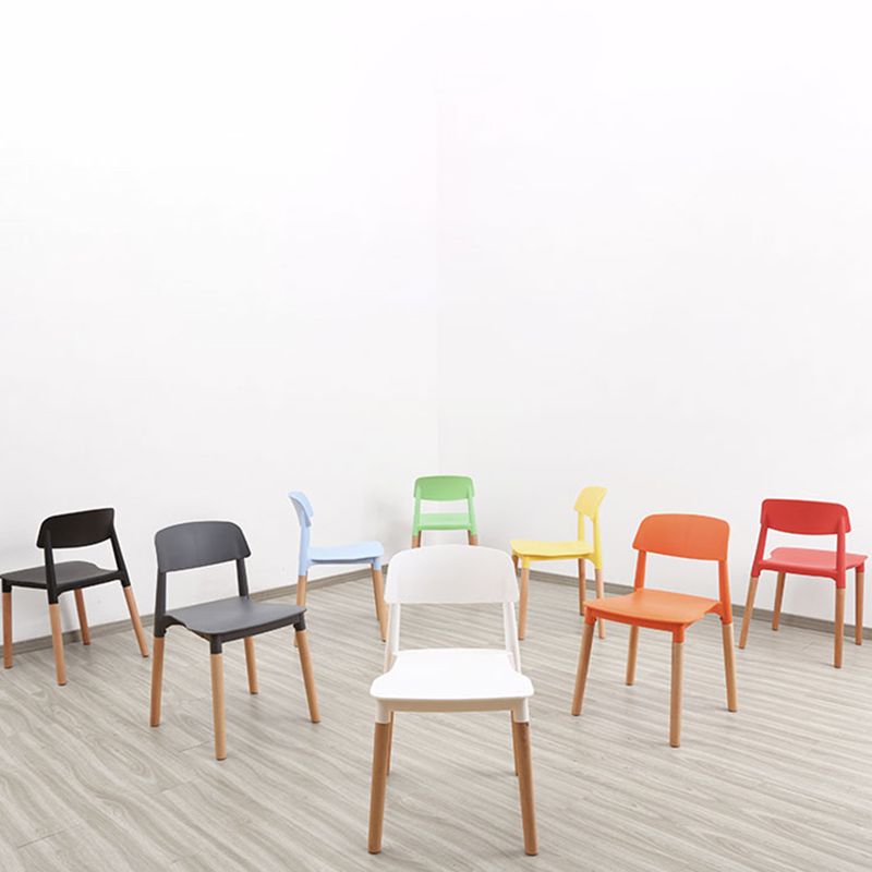 Chaises de salle à manger sans bras empilables en plastique ou ouverte la chaise latéral avec des cuisses de bois