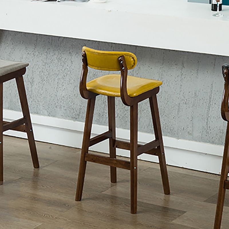 Barhocker im skandinavischen Stil mit Holzbeinen und Ledersitz für die Küchenbar