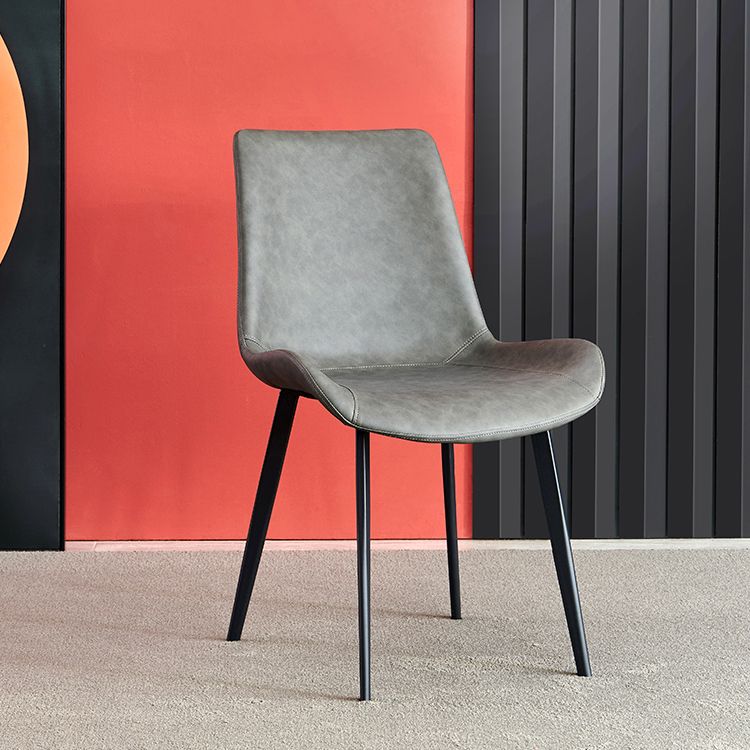 Silla de comedor industrial de metal con acabado metálico y respaldo sólido