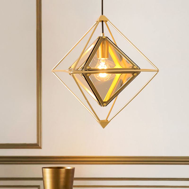 Zwart/goud/barnsteenglas 1-licht druppel hanger koloniale diamantvorm plafondlamp met een buitentijzer met exterieur ijzerframe