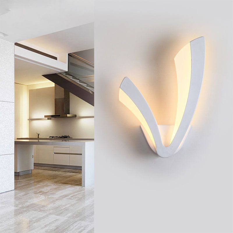 Pronzo della parete a LED bianco acrilico in moderna lampada da parete in ferro laccata in stile conciso per spazi interni