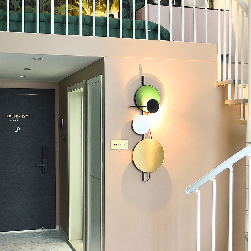 Luz de pared LED esférica metálica Luz de la sala de estar contemporánea Luz de luz en rojo/rosa/azul con diseño ajustable