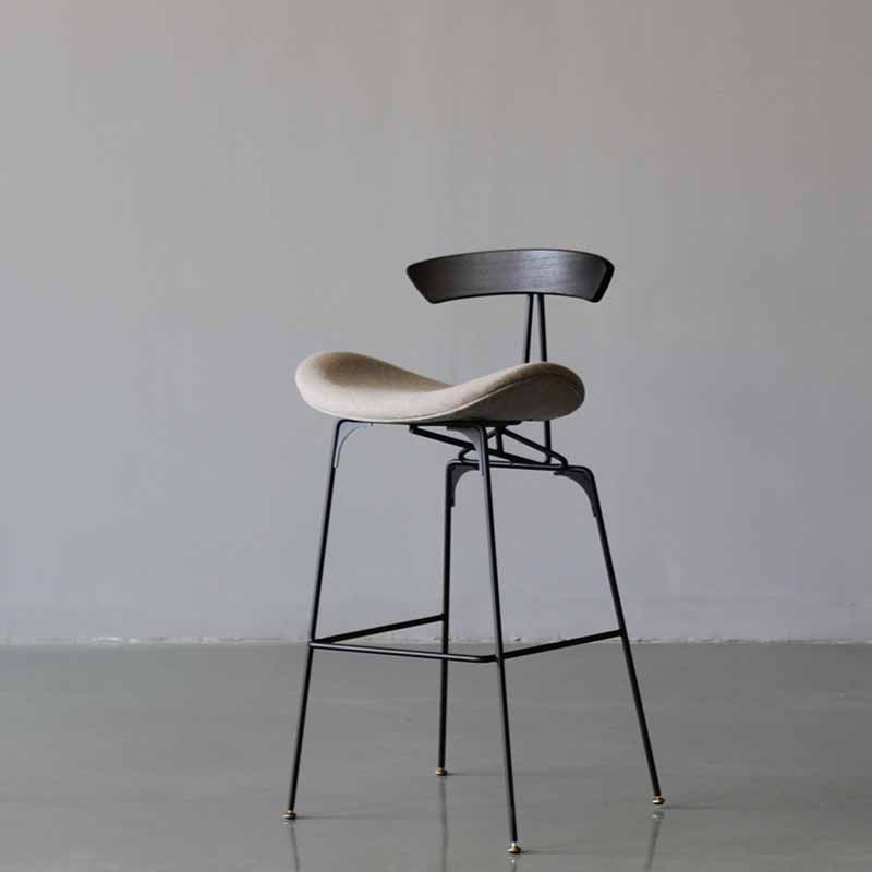 Mit Eisen gepolsterte Thekenhocker. Industrielle Barhocker mit niedriger Rückenlehne und Sattelsitz