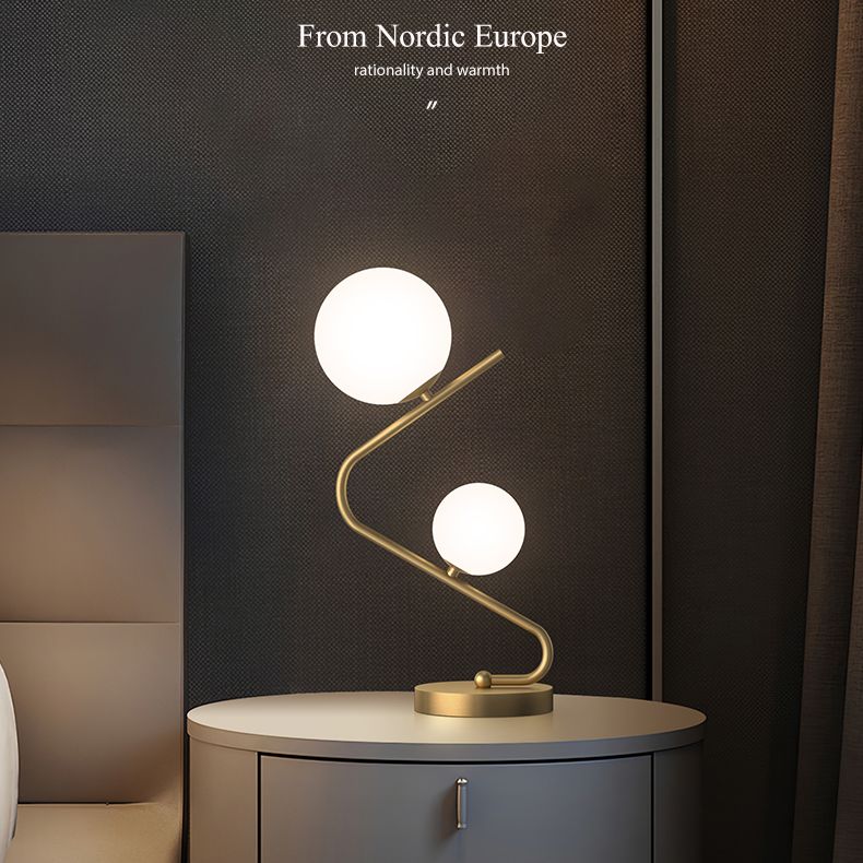 Gebogener Tisch Licht minimalistische Opalkugelglas 2-Bulb-Messing Nacht Stand Lampe für Schlafzimmer