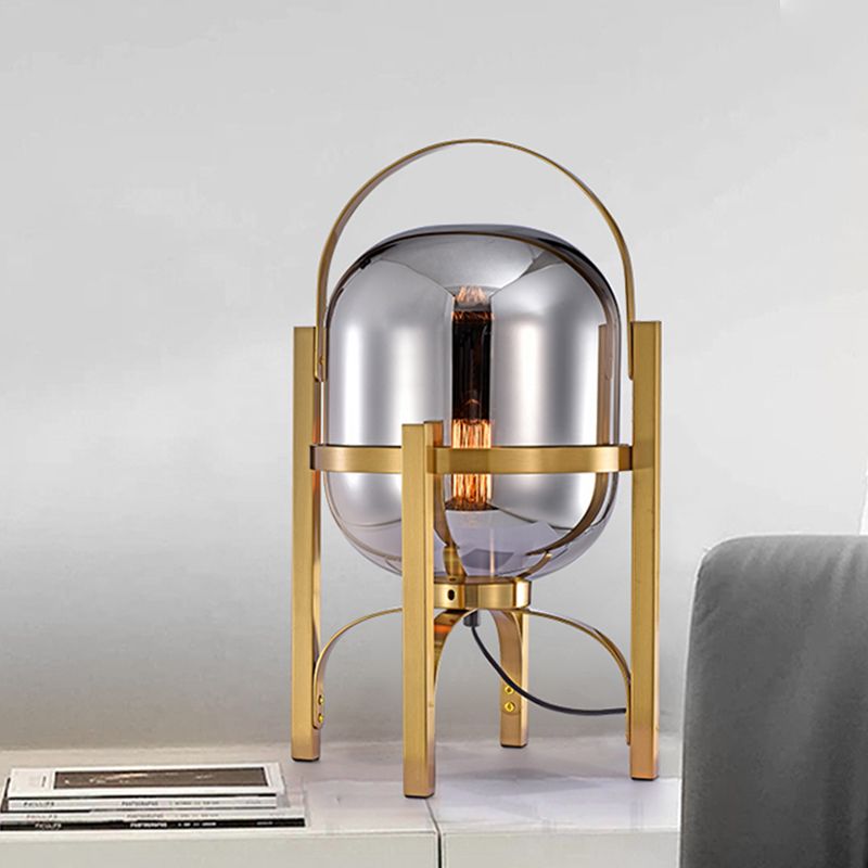 Lámpara de escritorio ovalada con acabado dorado y luz LED posmoderna para mesa de noche con pantalla de cristal blanco/gris humo
