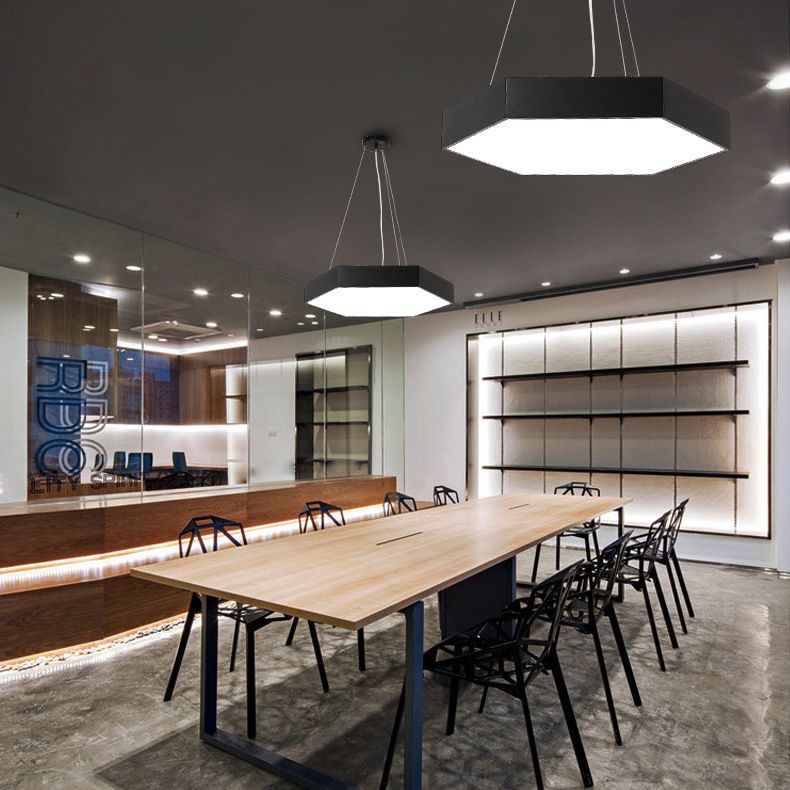 Metall sechseckiger Anhänger Deckenleuchte Einfachheit Schwarzes LED Hanges Licht mit Acryldiffusor