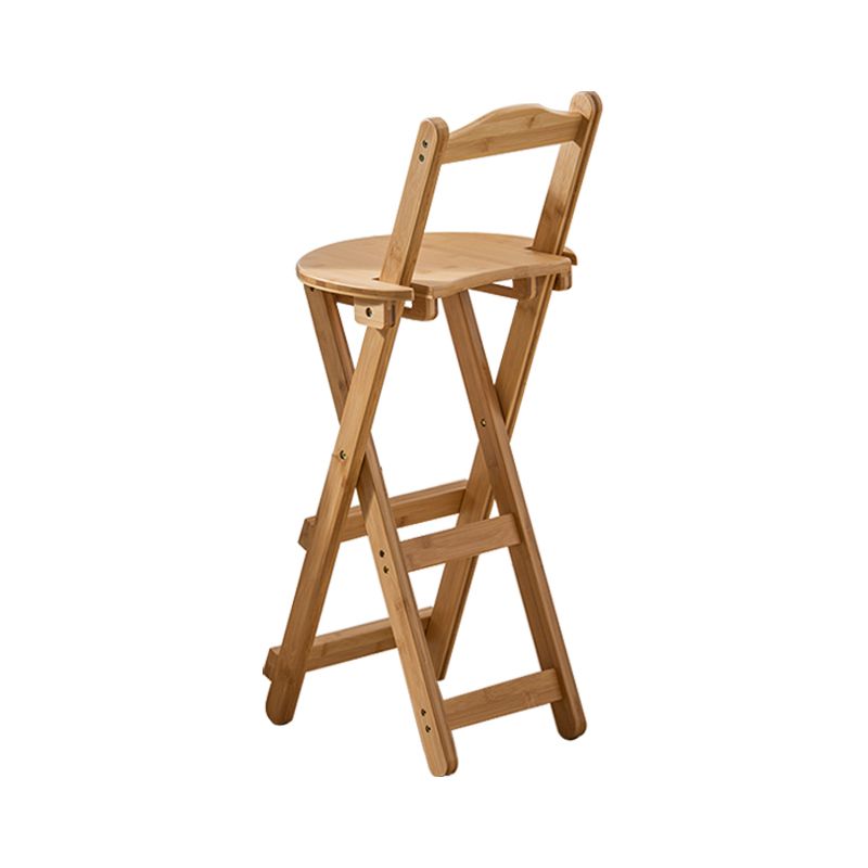 Moderner klappbarer Barhocker aus Holz mit Fußstütze und niedriger Rückenlehne für die Küche