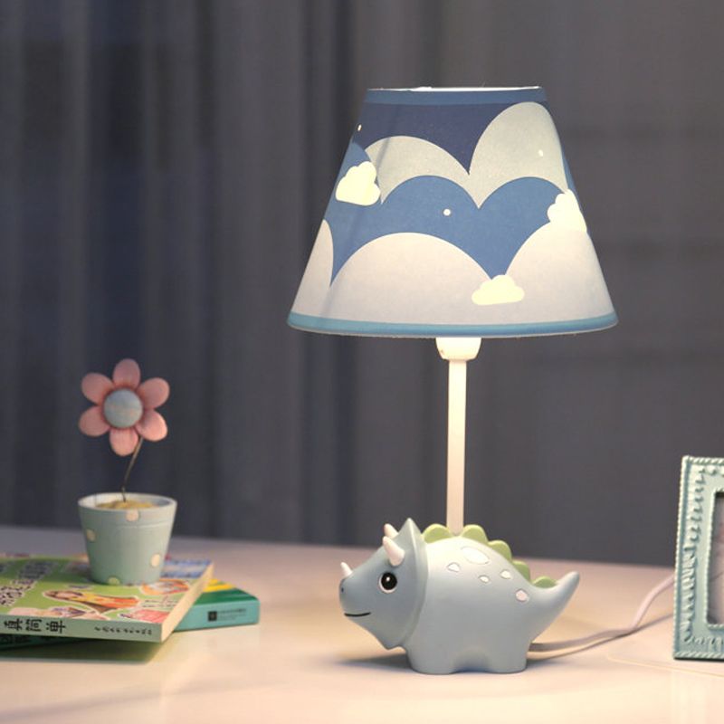 Encantadora luz de escritorio azul con tono cónico Little Dinosaur 1 Lámpara de escritorio de tela de bulbo para dormitorio infantil