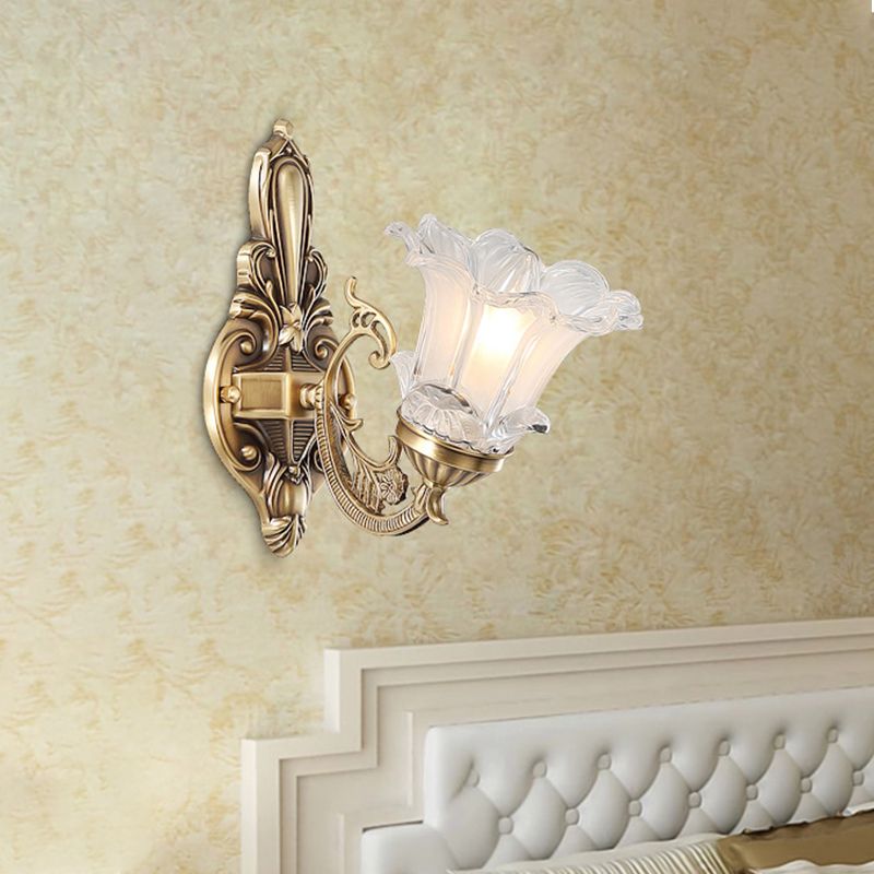 1/2-Kopf-Blumenwand-Lampe Vintage Messing klarer Flutglas gebogene Armwandleuchte für Wohnzimmer