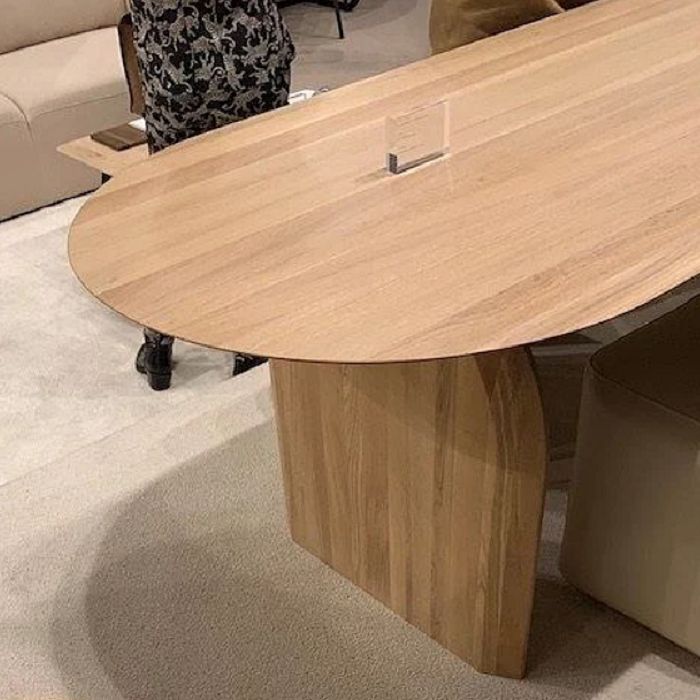 Mesa de comedor de tono marrón de madera maciza oval