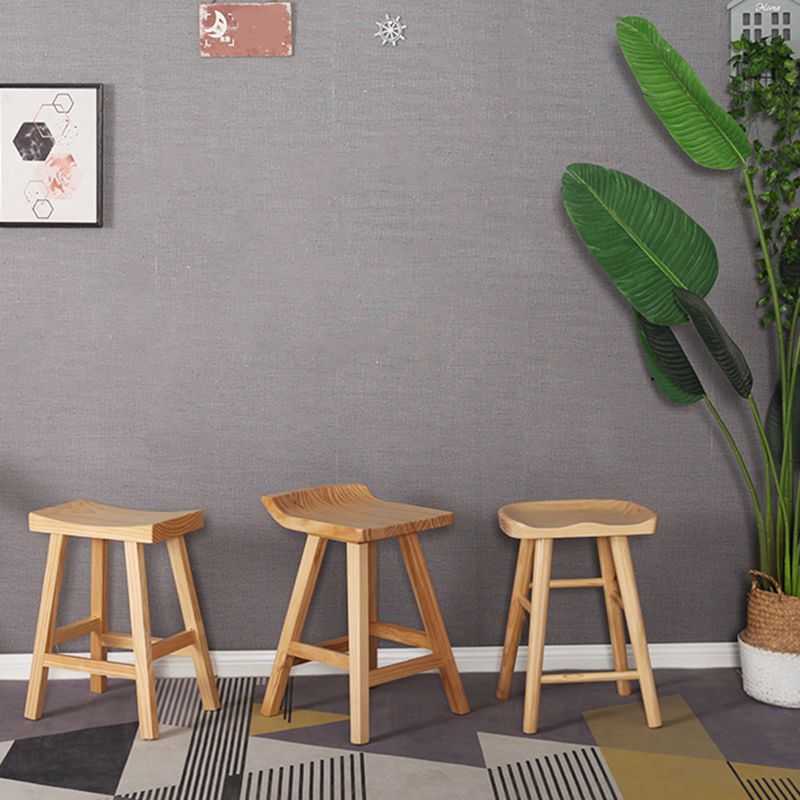 Zeitgenössischer klappbarer Barhocker aus massivem Holz für den Innenbereich mit Holzsitz und Fußstütze